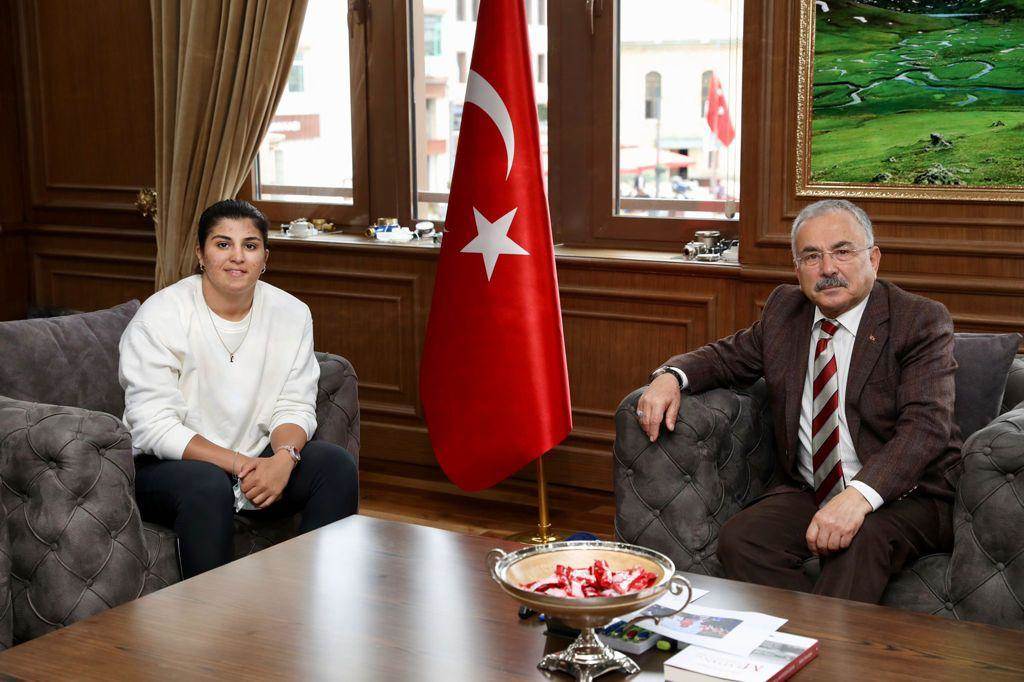 OLİMPİYAT ŞAMPİYONU BÜYÜKŞEHİRDE